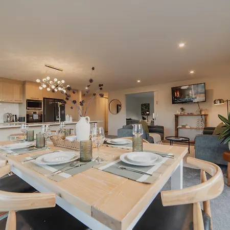 Chic Retreat - Modern Comforts & Game Room Fun